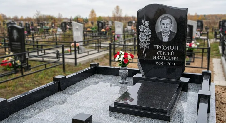 Памятник с гравировкой роз — выполненная работа «Громов» в Липецке