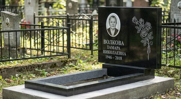 Памятник с гравировкой роз — выполненная работа «Волкова» в Липецке