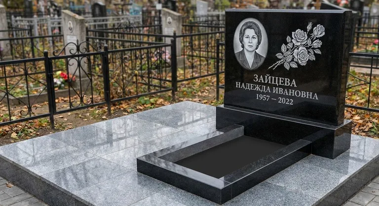 Памятник с гравировкой роз — выполненная работа «Зайцева» в Липецке