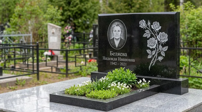 Памятник с гравировкой роз — выполненная работа «Беляева» в Липецке