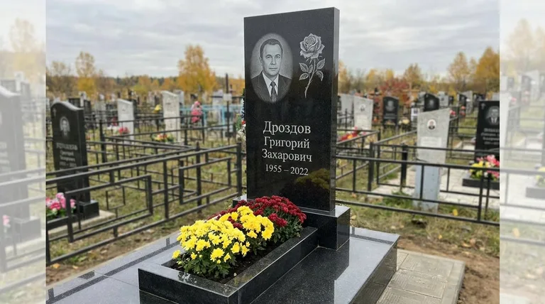 Памятник с гравировкой роз — выполненная работа «Дроздов» в Липецке