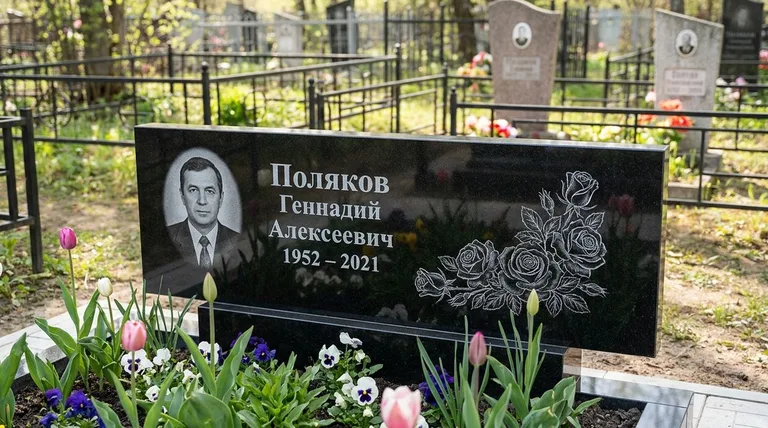 Памятник с гравировкой роз — выполненная работа «Поляков» в Липецке