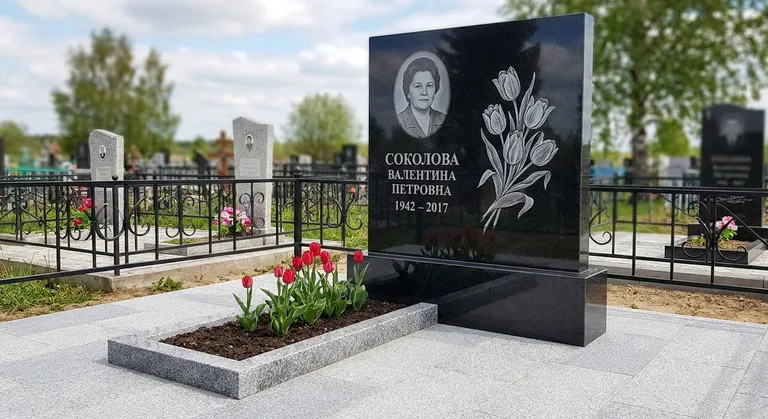 Памятник с гравировкой тюльпанов — выполненная работа «Соколова» в Липецке