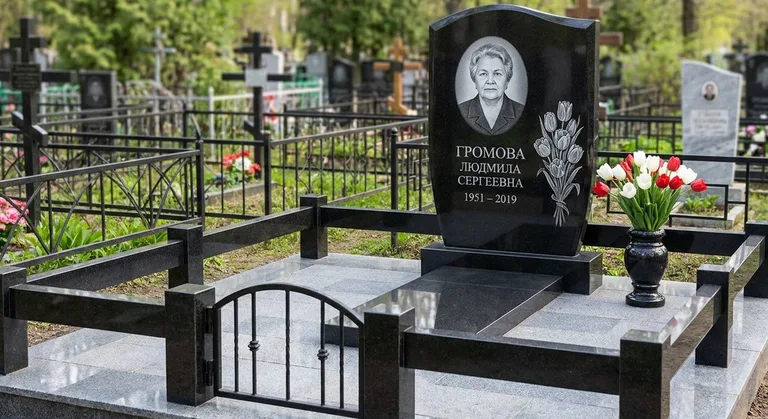 Памятник с гравировкой тюльпанов — выполненная работа «Громова» в Липецке