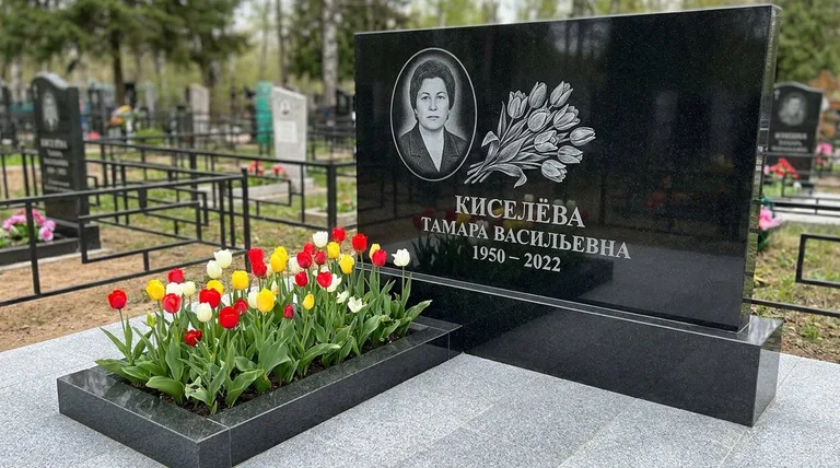 Памятник с гравировкой тюльпанов — выполненная работа «Киселёва» в Липецке
