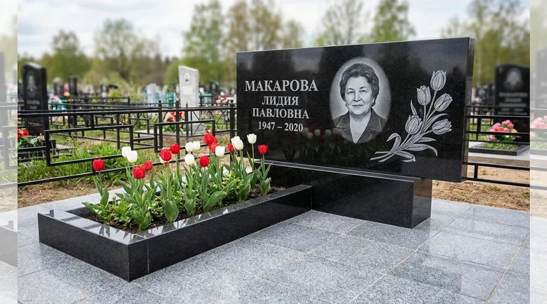 Памятник с гравировкой тюльпанов — выполненная работа «Макарова» в Липецке