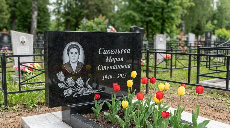 Памятник с гравировкой тюльпанов — выполненная работа «Савельева» в Липецке