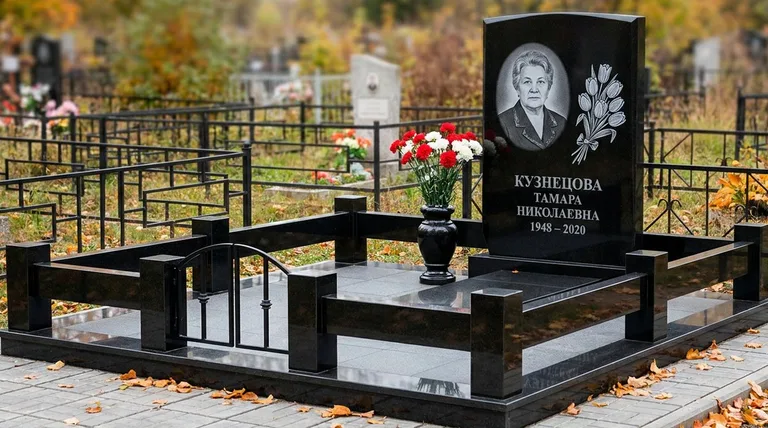 Памятник с гравировкой тюльпанов — выполненная работа «Кузнецова» в Липецке