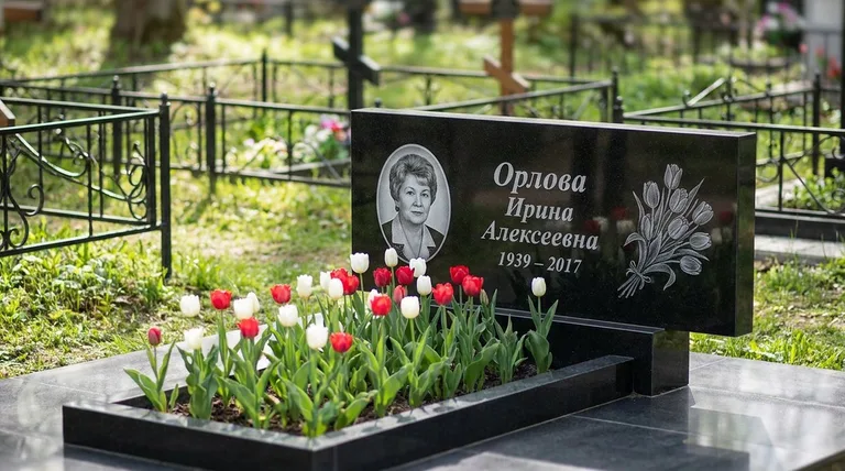 Памятник с гравировкой тюльпанов — выполненная работа «Орлова» в Липецке
