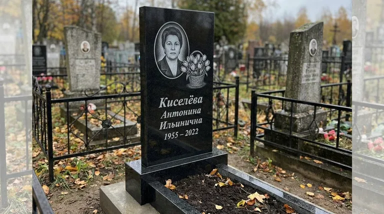 Памятник с гравировкой тюльпанов — выполненная работа «Киселёва» в Липецке