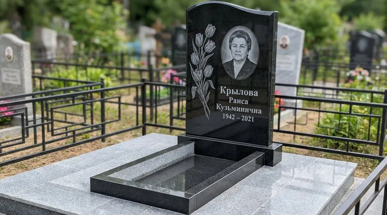 Памятник с гравировкой тюльпанов — выполненная работа «Крылова» в Липецке