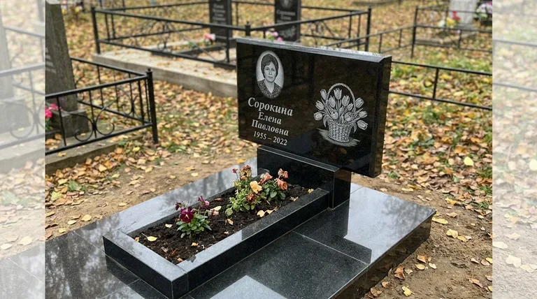Памятник с гравировкой тюльпанов — выполненная работа «Сорокина» в Липецке