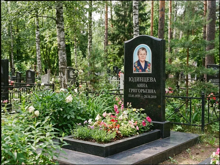 Овальный портрет на памятнике весной в Липецке