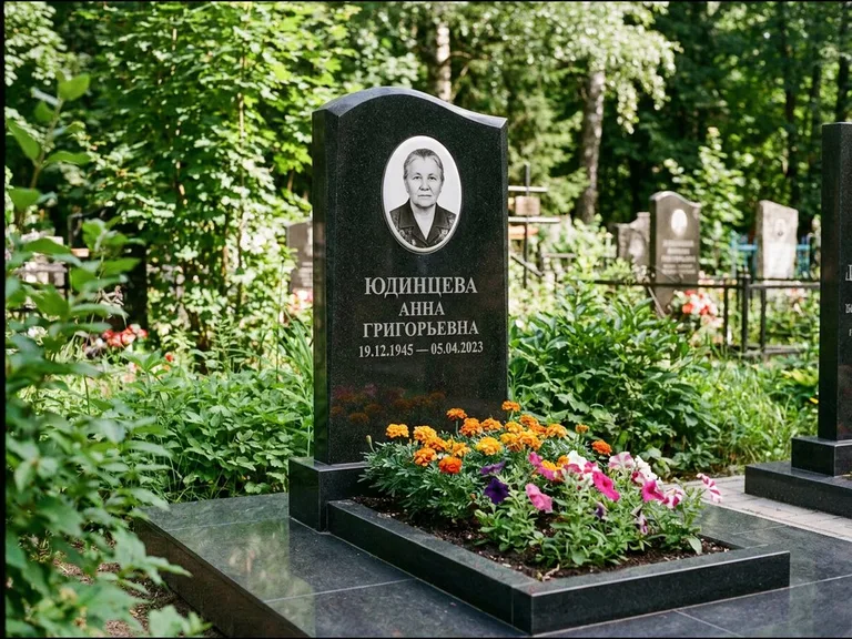 Овальный портрет на сером граните — работа «Юдинцева» в Липецке