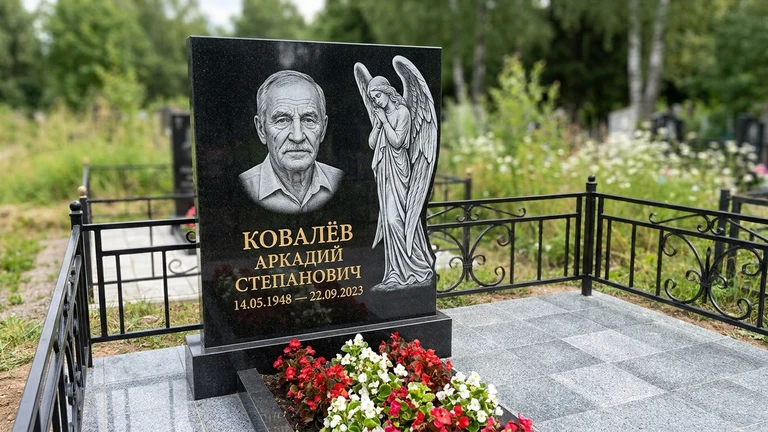 Гравировка ангела на памятник в Липецке — памятник из чёрного гранита с гравировкой