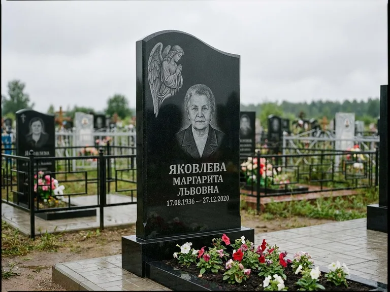 Памятник с гравировкой ангела — гравировка молящегося ангела в верхней части стелы, работа «Яковлева» в Липецке