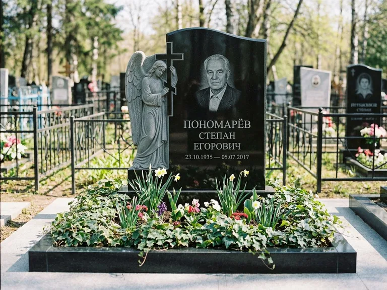 Памятник с гравировкой ангела — гравировка ангела с крестом рядом с эпитафией, работа «Пономарёв» в Липецке