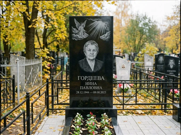 Памятник с гравировкой ангела — гравировка ангела в облаках с лучами над портретом, работа «Гордеева» в Липецке