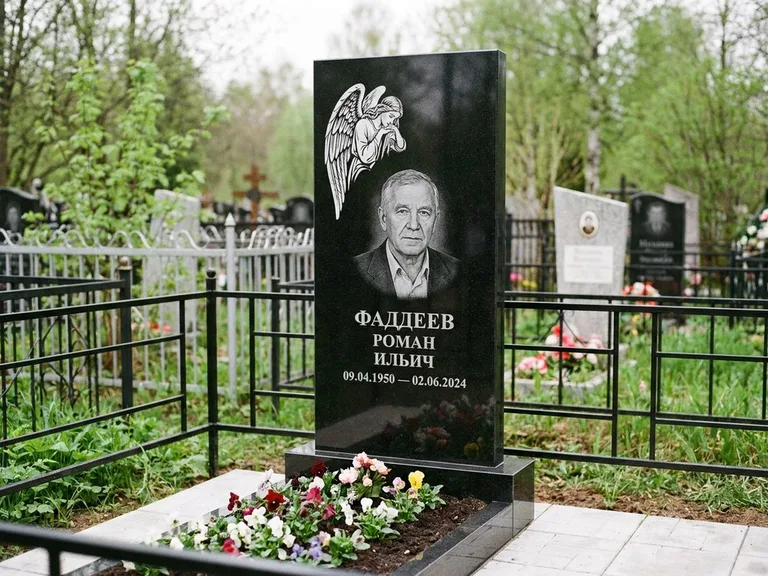 Памятник с гравировкой ангела — белая гравировка скорбящего ангела над портретом, работа «Фаддеев» в Липецке