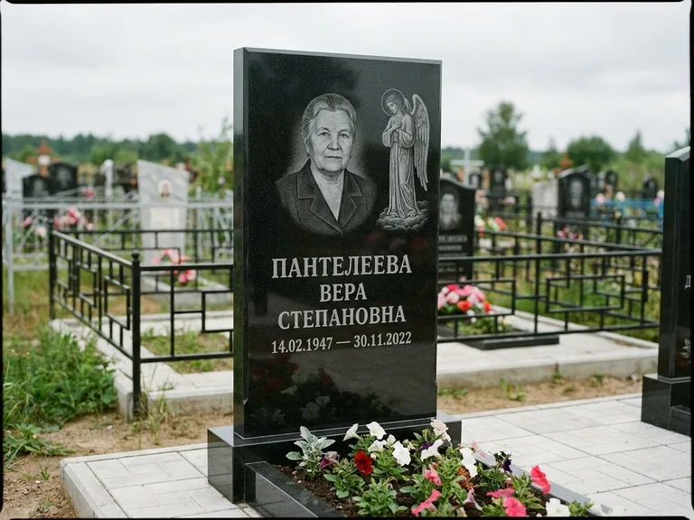 Памятник с гравировкой ангела — гравировка ангела-хранителя сбоку от портрета, работа «Пантелеева» в Липецке