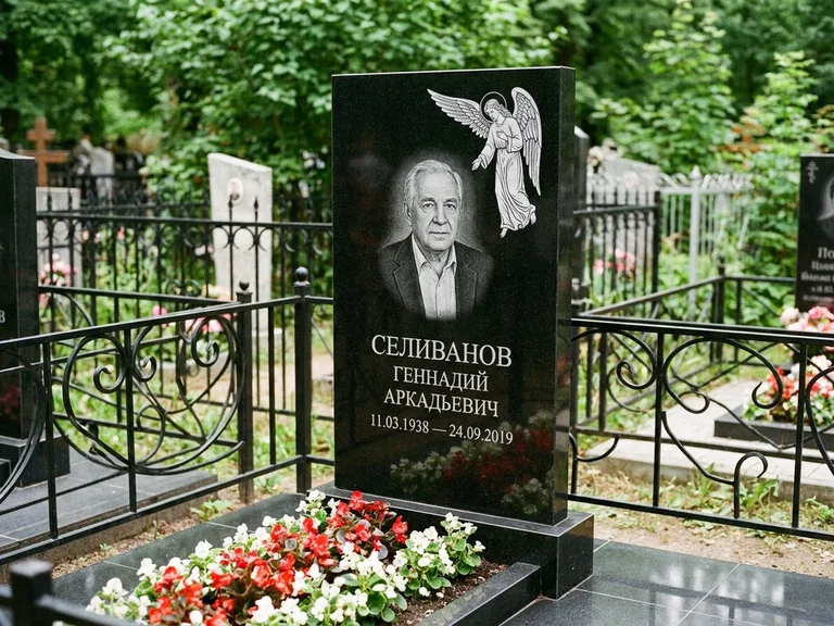 Памятник с гравировкой ангела — белая гравировка скорбящего ангела над портретом, работа «Селиванов» в Липецке