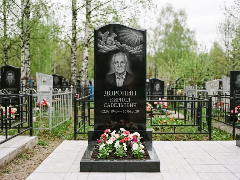 Памятник с гравировкой ангела — гравировка ангела в облаках с лучами над портретом, работа «Доронин» в Липецке