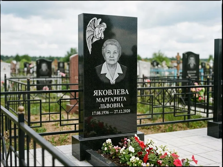 Памятник с гравировкой ангела — белая гравировка скорбящего ангела над портретом, работа «Яковлева» в Липецке
