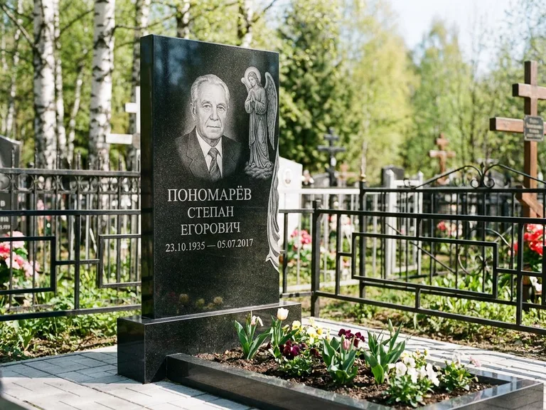 Памятник с гравировкой ангела — гравировка ангела-хранителя сбоку от портрета, работа «Пономарёв» в Липецке