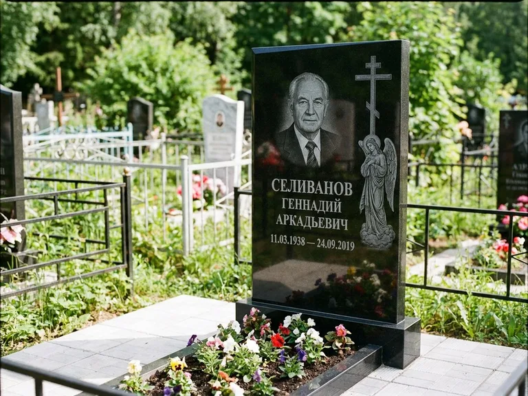 Памятник с гравировкой ангела — гравировка ангела с крестом рядом с эпитафией, работа «Селиванов» в Липецке