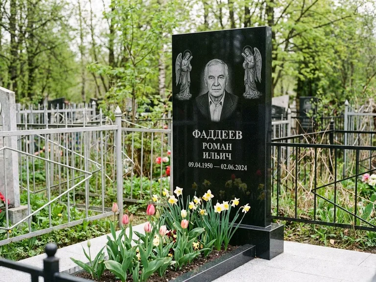 Памятник с гравировкой ангела — гравировка двух ангелов по сторонам портрета, работа «Фаддеев» в Липецке