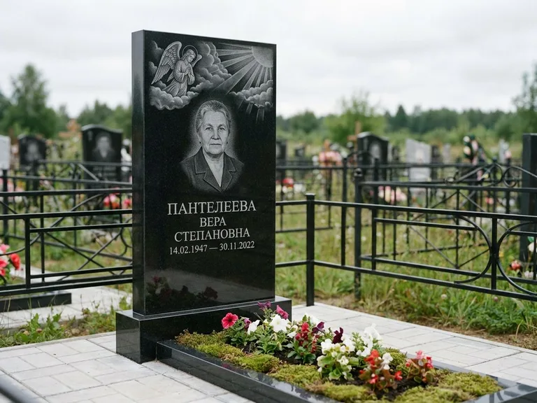 Памятник с гравировкой ангела — гравировка ангела в облаках с лучами над портретом, работа «Пантелеева» в Липецке