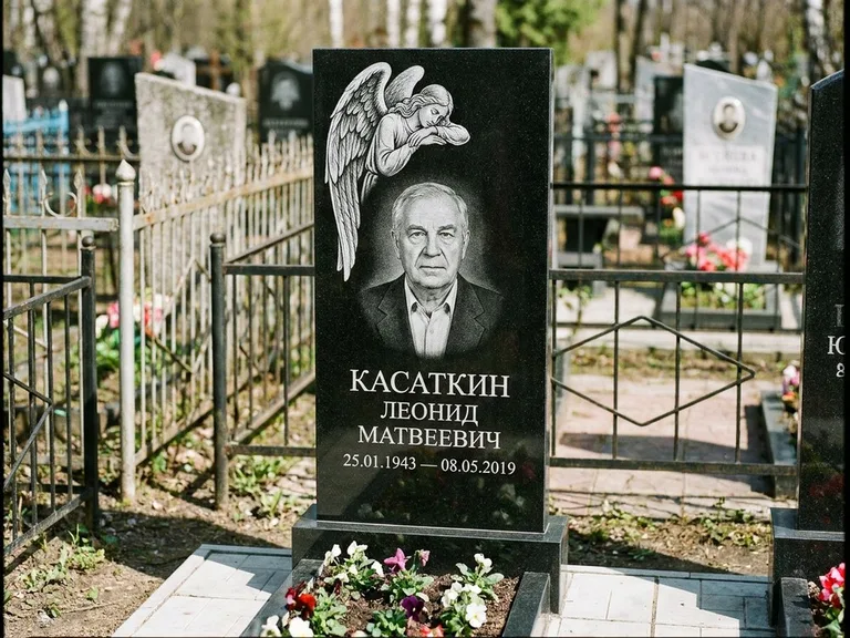 Памятник с гравировкой ангела — белая гравировка скорбящего ангела над портретом, работа «Касаткин» в Липецке