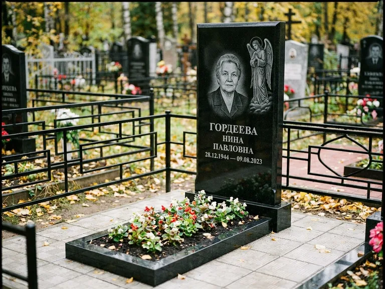 Памятник с гравировкой ангела — гравировка ангела-хранителя сбоку от портрета, работа «Гордеева» в Липецке