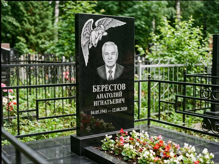 Памятник с гравировкой ангела — гравировка молящегося ангела в верхней части стелы, работа «Свиридов» в Липецке