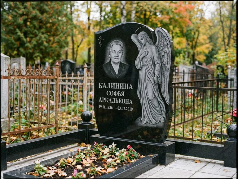 Памятник с гравировкой ангела — гравировка ангела с крестом рядом с эпитафией, работа «Игнатова» в Липецке