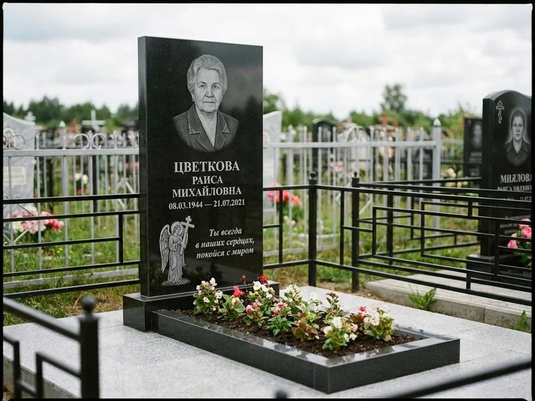 Памятник с гравировкой ангела — гравировка двух ангелов по сторонам портрета, работа «Яковлева» в Липецке