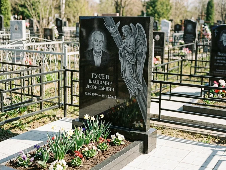 Памятник с гравировкой ангела — гравировка ангела в облаках с лучами над портретом, работа «Пономарёв» в Липецке
