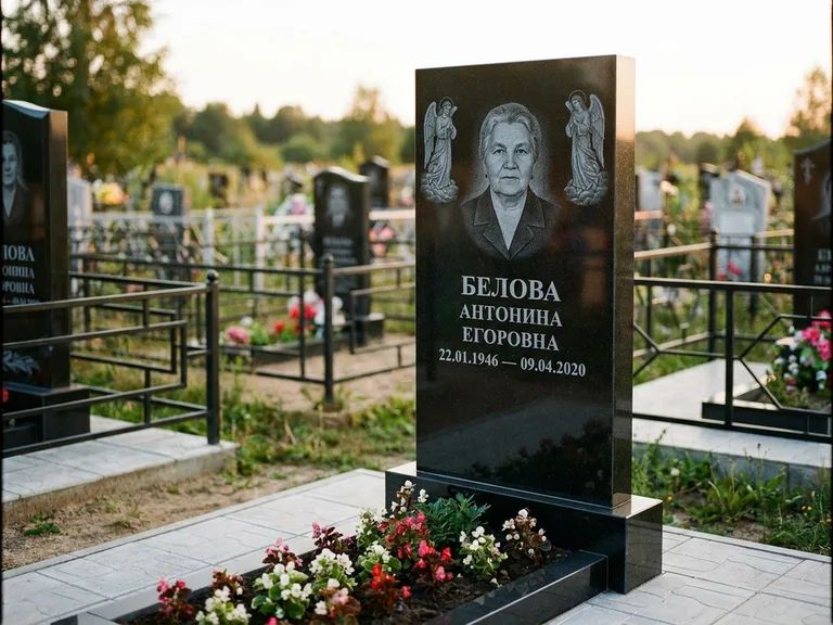 Памятник с гравировкой ангела — белая гравировка скорбящего ангела над портретом, работа «Журавлёва» в Липецке
