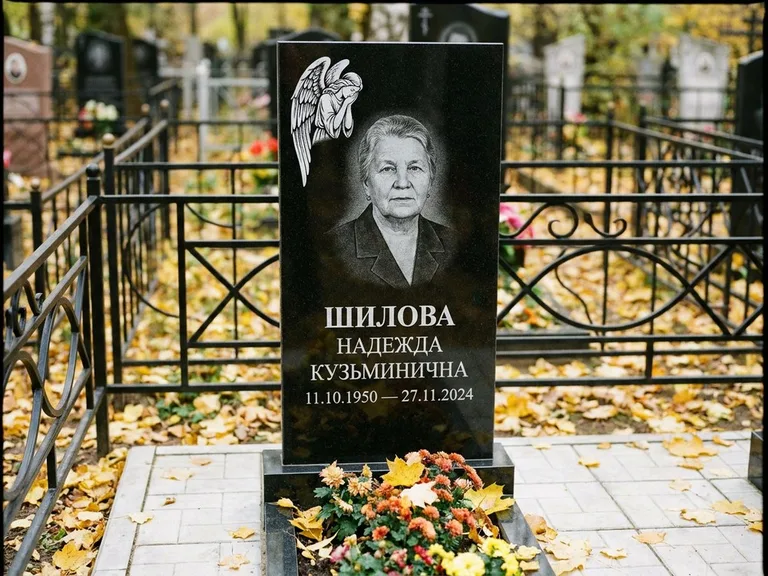 Памятник с гравировкой ангела — гравировка молящегося ангела в верхней части стелы, работа «Гордеева» в Липецке