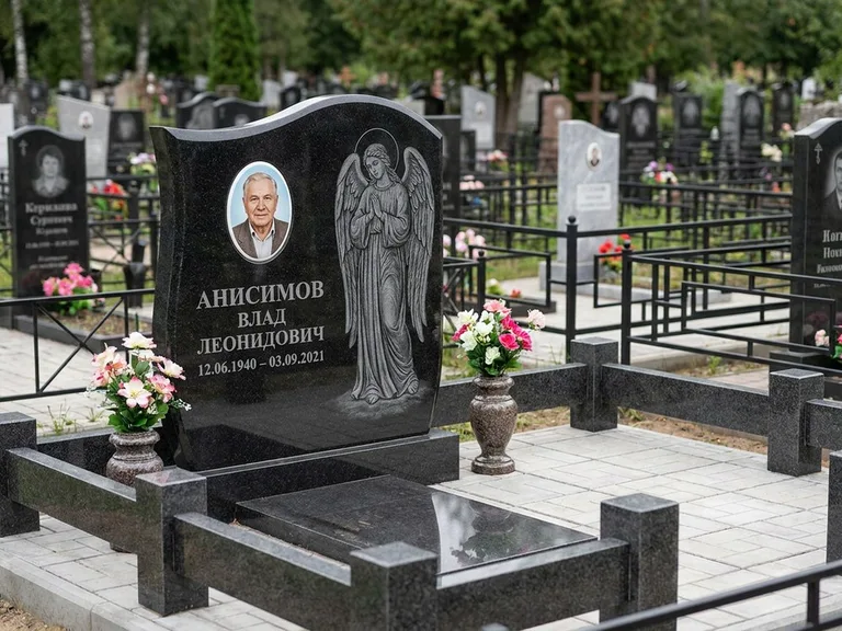 Памятник с гравировкой ангела — белая гравировка скорбящего ангела над портретом, работа «Свиридов» в Липецке