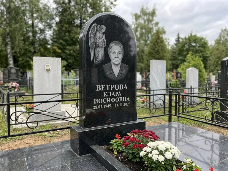 Памятник с гравировкой ангела — гравировка ангела-хранителя сбоку от портрета, работа «Игнатова» в Липецке