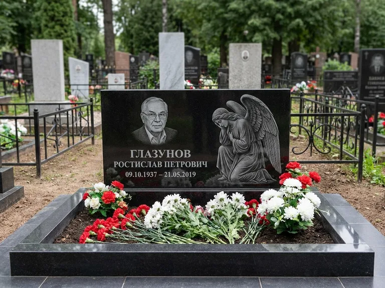 Памятник с гравировкой ангела — гравировка молящегося ангела в верхней части стелы, работа «Доронин» в Липецке
