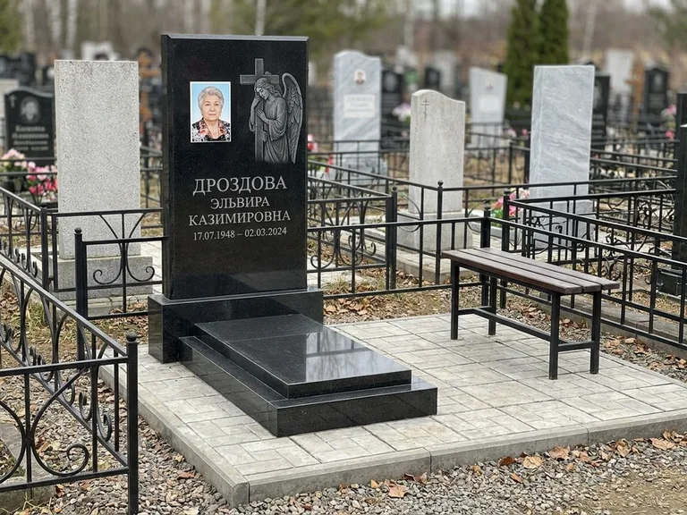 Памятник с гравировкой ангела — гравировка ангела с крестом рядом с эпитафией, работа «Яковлева» в Липецке