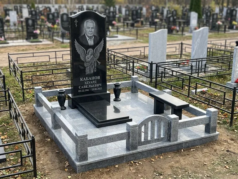 Памятник с гравировкой ангела — гравировка ангела с голубем по диагонали стелы, работа «Пономарёв» в Липецке