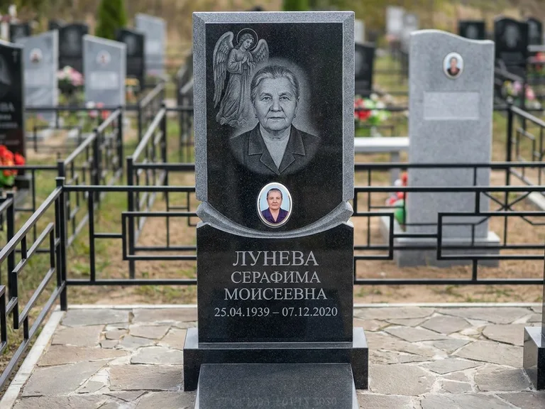 Памятник с гравировкой ангела — гравировка двух ангелов по сторонам портрета, работа «Журавлёва» в Липецке