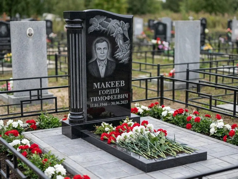 Памятник с гравировкой ангела — гравировка ангела в облаках с лучами над портретом, работа «Селиванов» в Липецке
