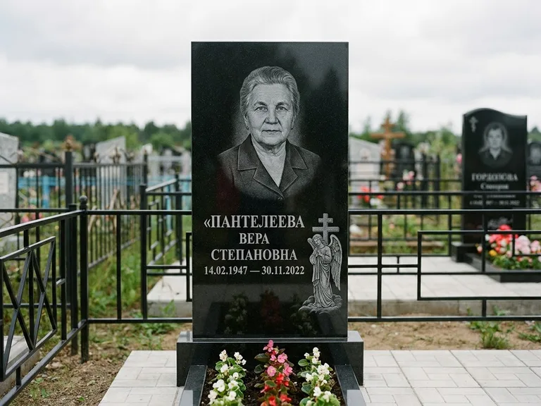 Памятник с гравировкой ангела — гравировка ангела с крестом рядом с эпитафией, работа «Пантелеева» в Липецке