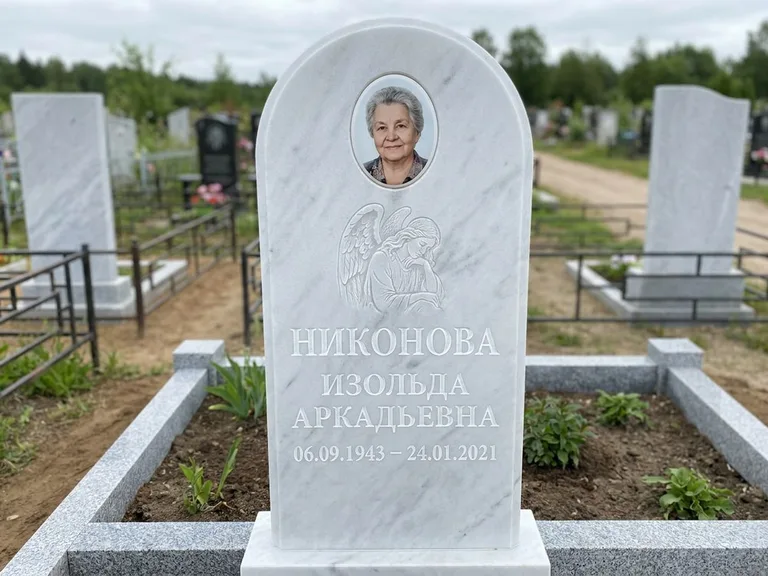 Памятник с гравировкой ангела — белая гравировка скорбящего ангела над портретом, работа «Гордеева» в Липецке