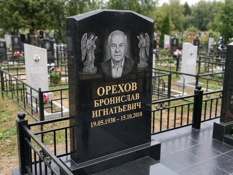 Памятник с гравировкой ангела — гравировка ангела-хранителя сбоку от портрета, работа «Фаддеев» в Липецке