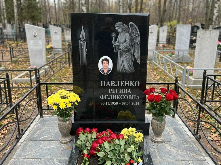 Памятник с гравировкой ангела — гравировка молящегося ангела в верхней части стелы, работа «Пантелеева» в Липецке